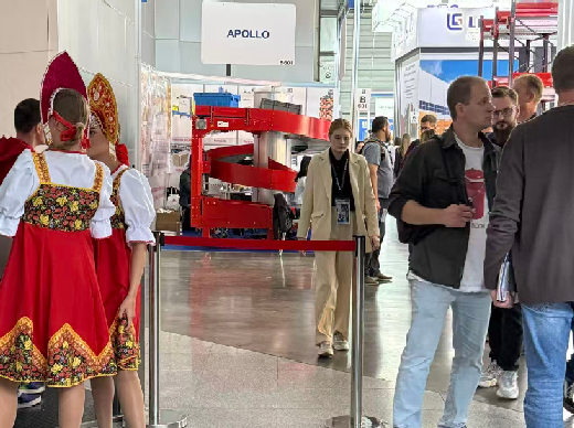 俄罗斯物流展会上APOLLO的产品-料箱螺旋提升机